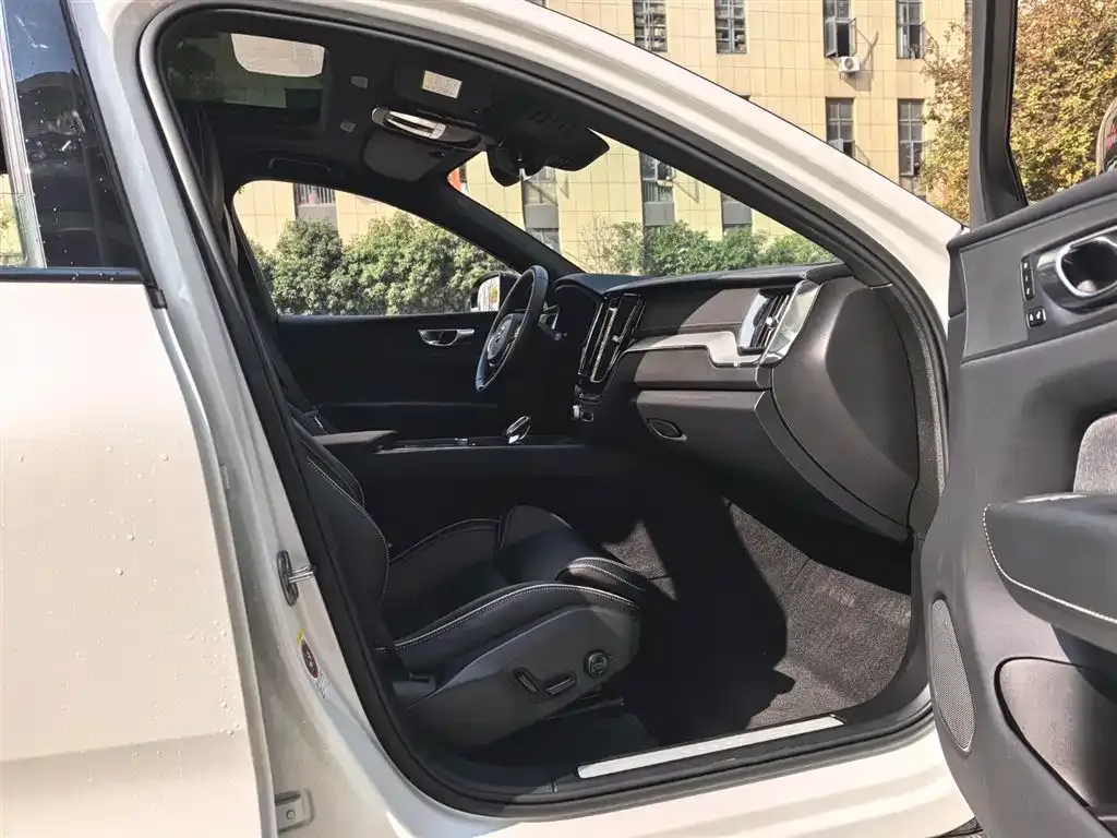 Volvo XC60 2023 из CN, фото 7