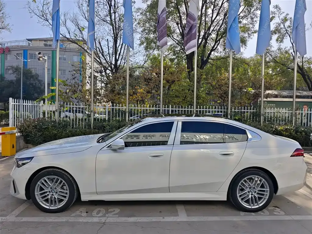 BMW 5 Series 2024 из CN, фото 3