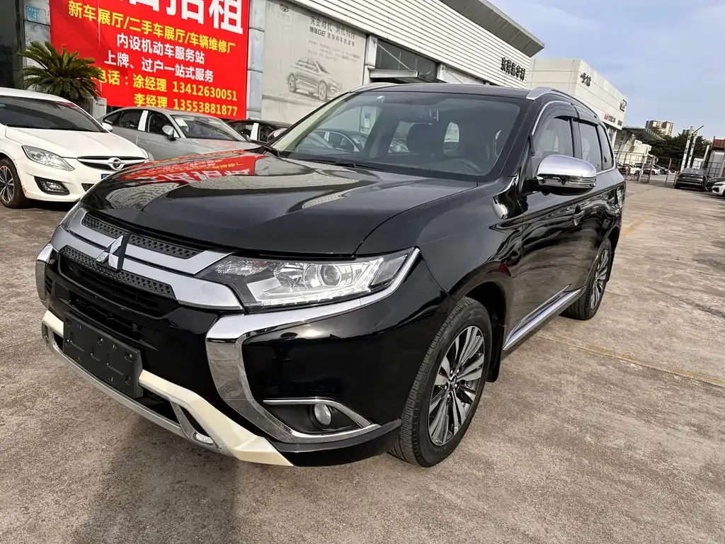 Mitsubishi Outlander — фото 1