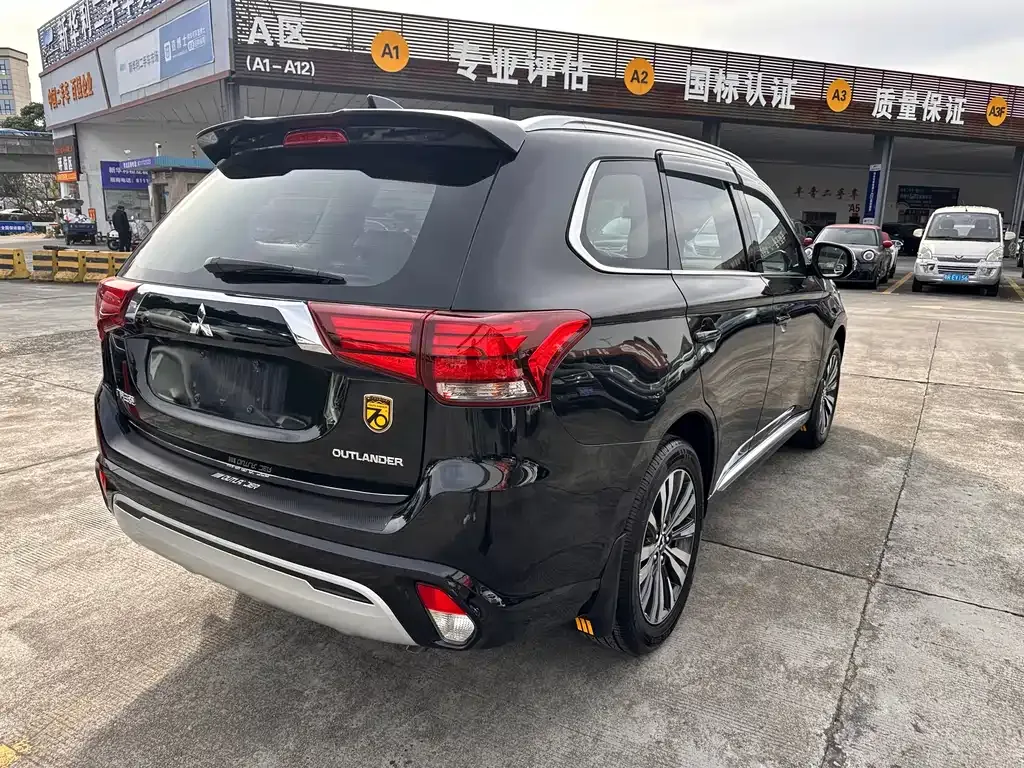 Mitsubishi Outlander — фото 5