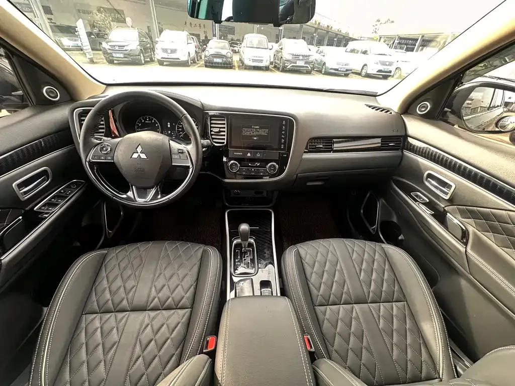 Mitsubishi Outlander — фото 7