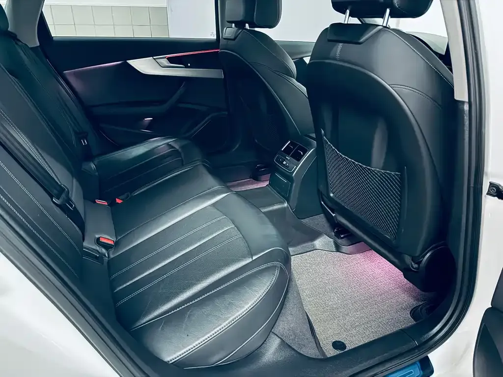 Audi A4L 2021 из CN, фото 4