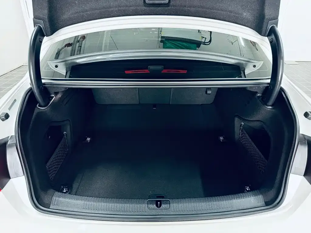 Audi A4L 2021 из CN, фото 9
