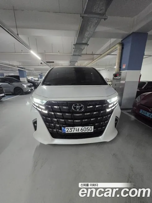 Toyota Alphard — фото 1