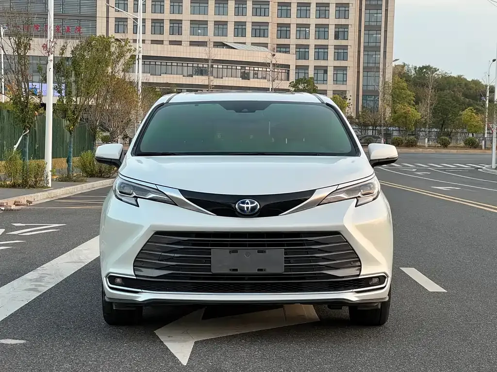 Toyota Sienna 2022 из CN, фото 2