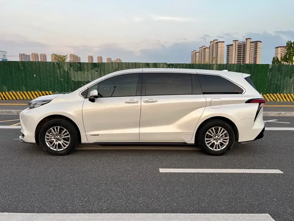 Toyota Sienna 2022 из CN, фото 4