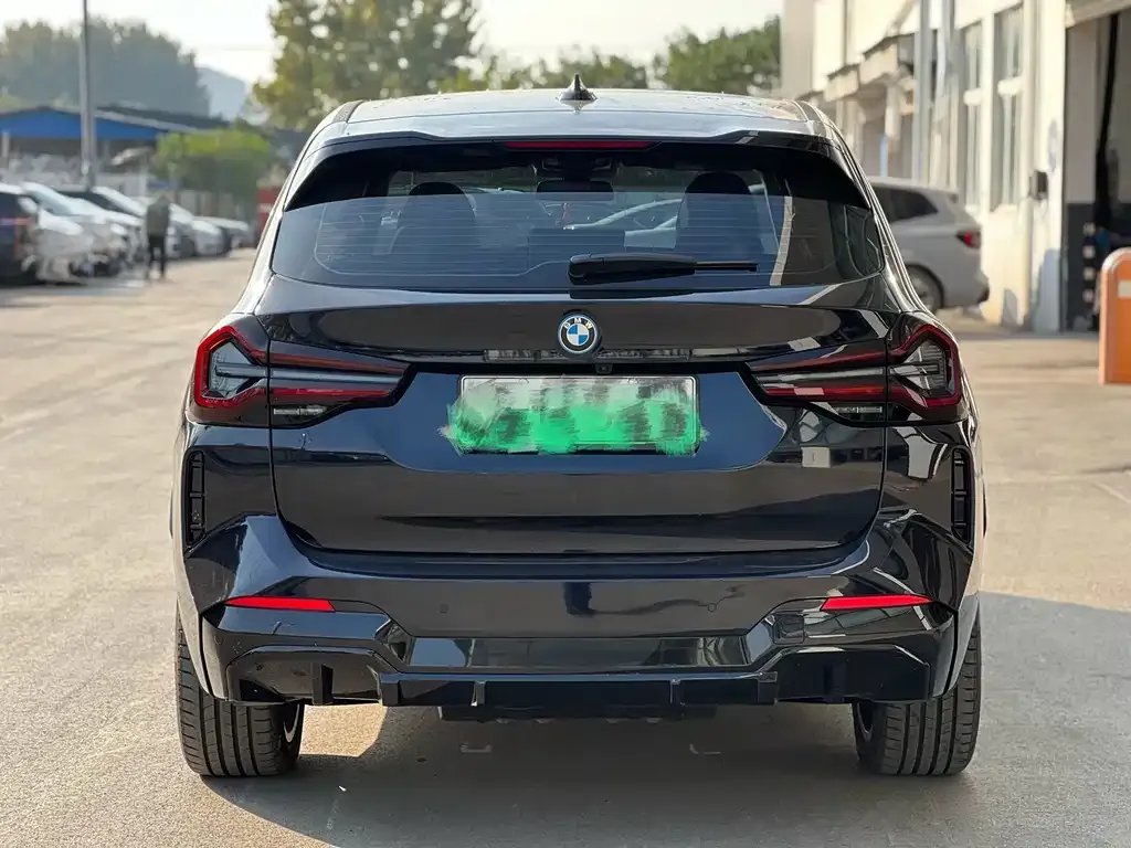 BMW iX3 — фото 10