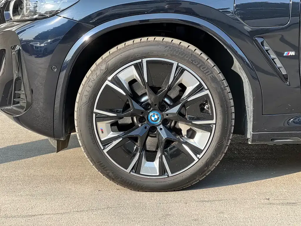 BMW iX3 — фото 9