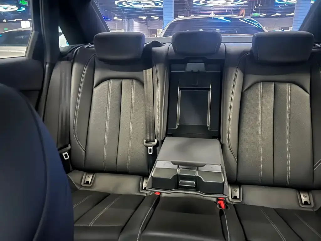 Audi A4L 2023 из CN, фото 6