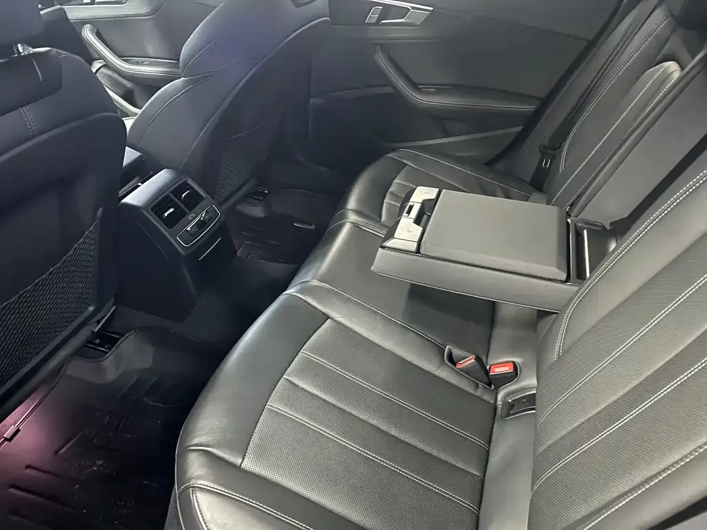 Audi A4L 2023 из CN, фото 7
