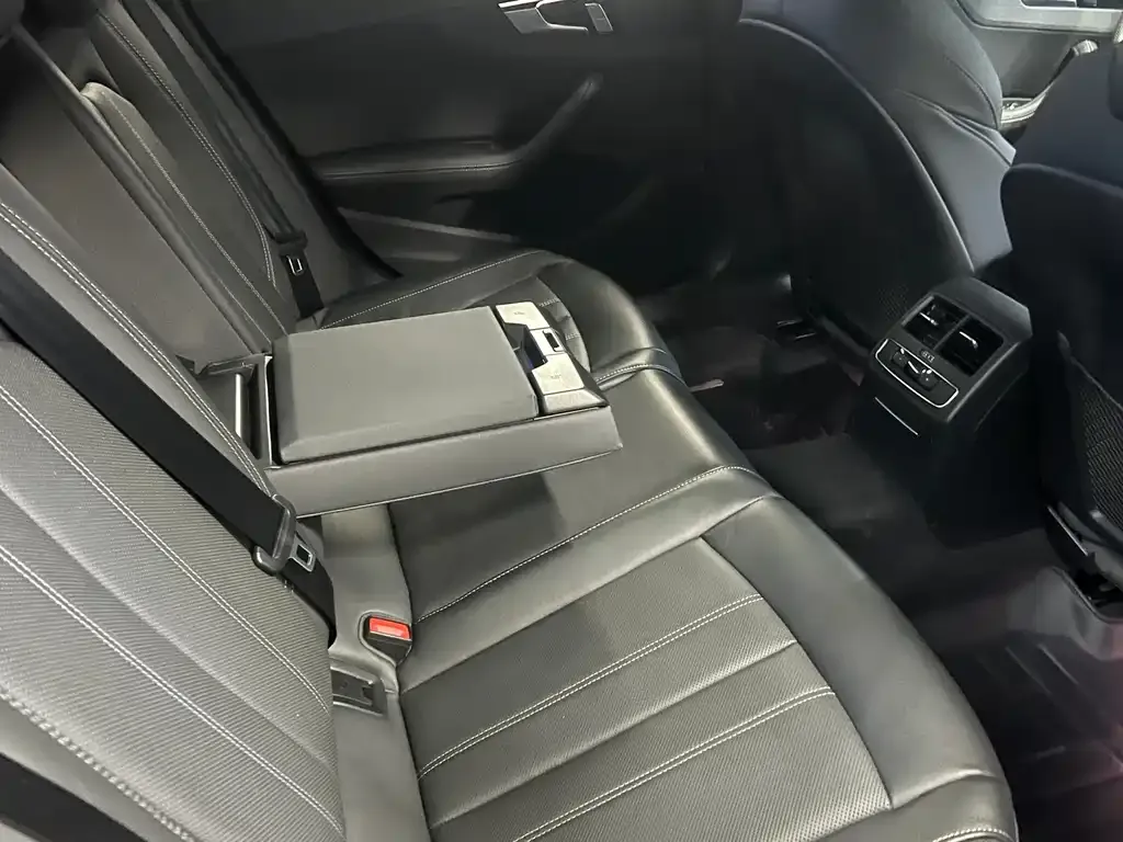 Audi A4L 2023 из CN, фото 9
