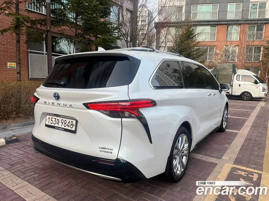 Toyota Sienna — фото 2