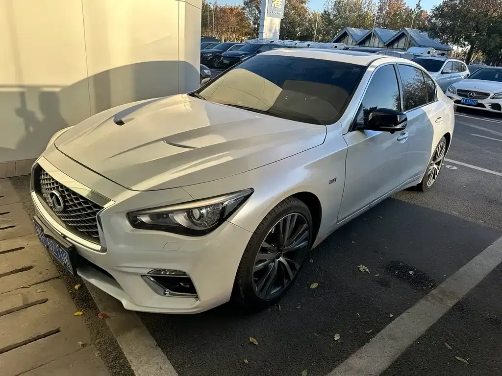 Infiniti Q50L — фото 1