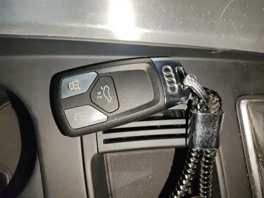 Audi A4L 2022 из CN, фото 9