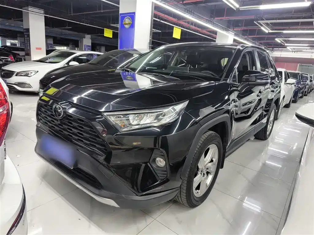 Toyota RAV4 — фото 1