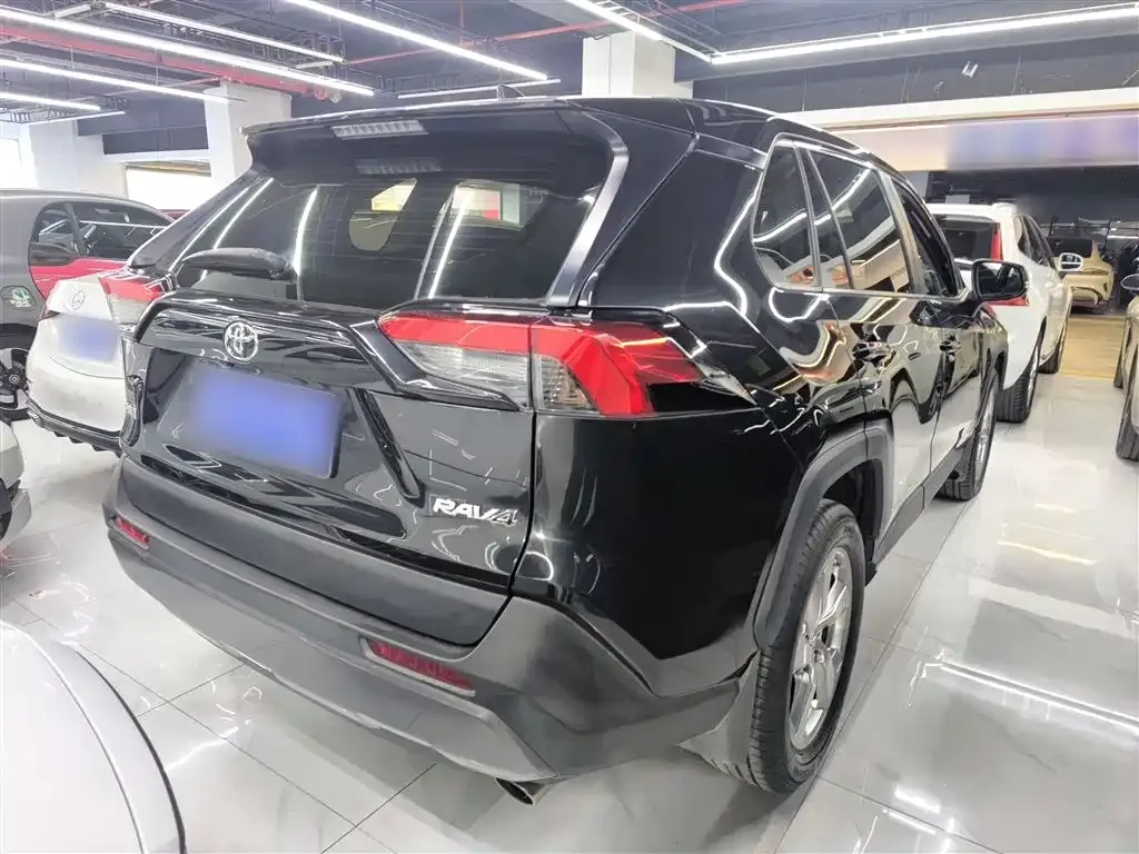 Toyota RAV4 — фото 7