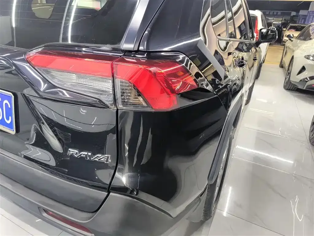 Toyota RAV4 — фото 8