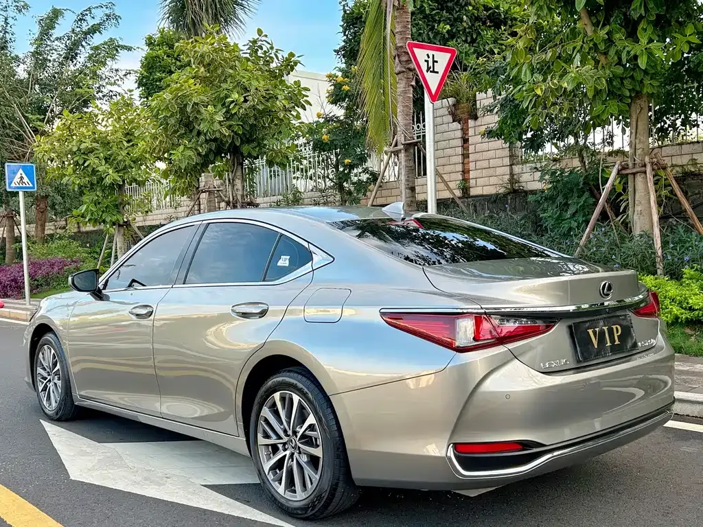 Lexus ES — фото 9
