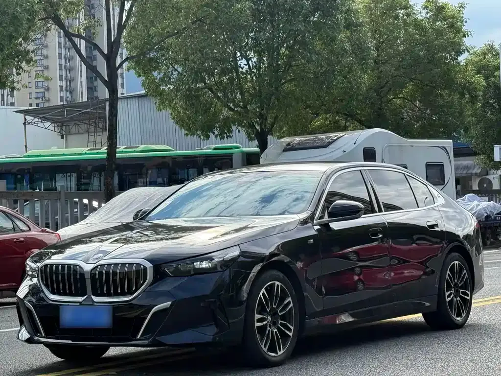 BMW 5 Series 2025 из CN, фото 1