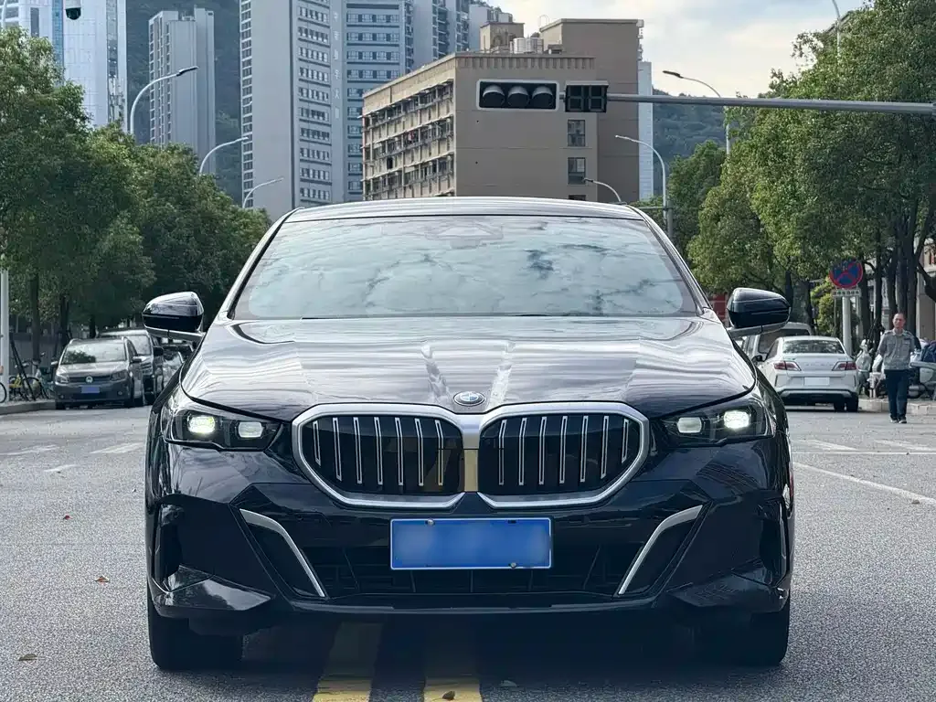 BMW 5 Series 2025 из CN, фото 2