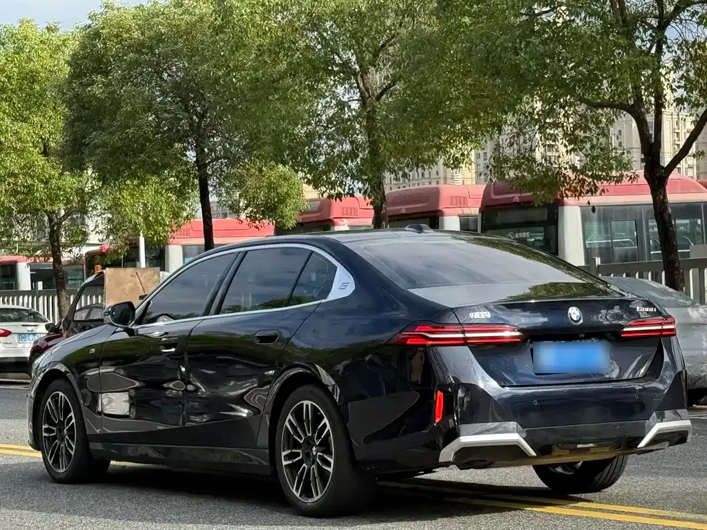 BMW 5 Series 2025 из CN, фото 6