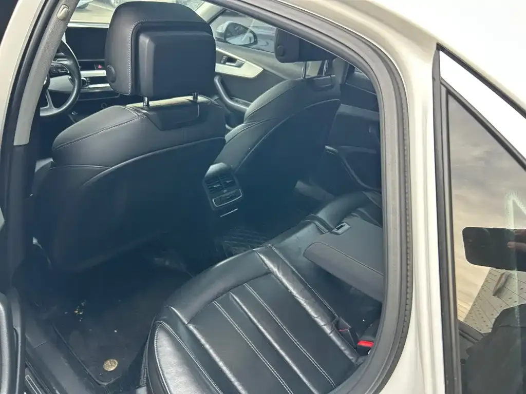 Audi A4L 2021 из CN, фото 4