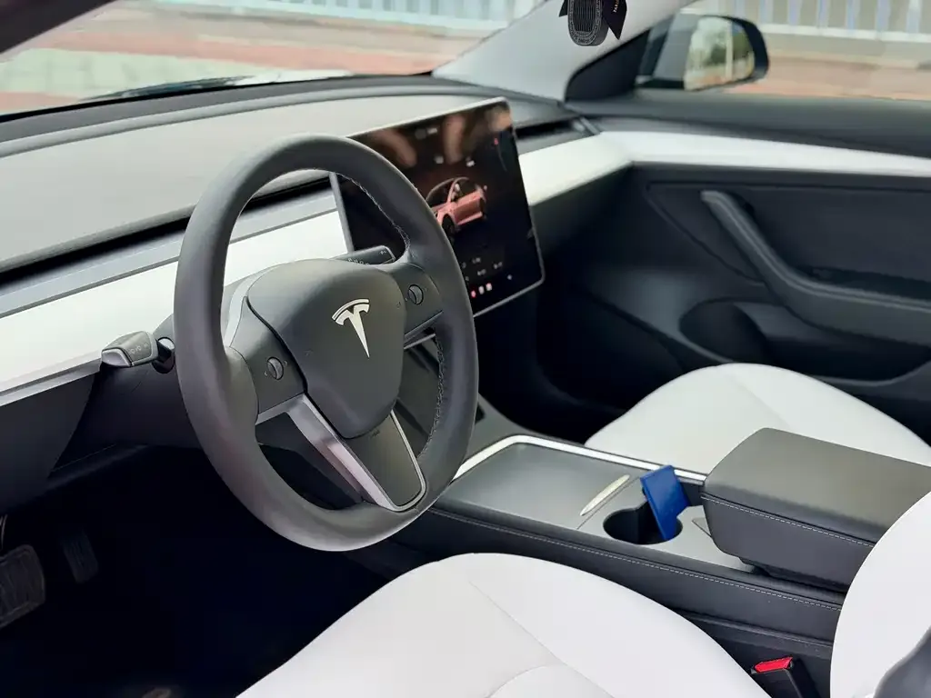 Tesla Model 3 — фото 10