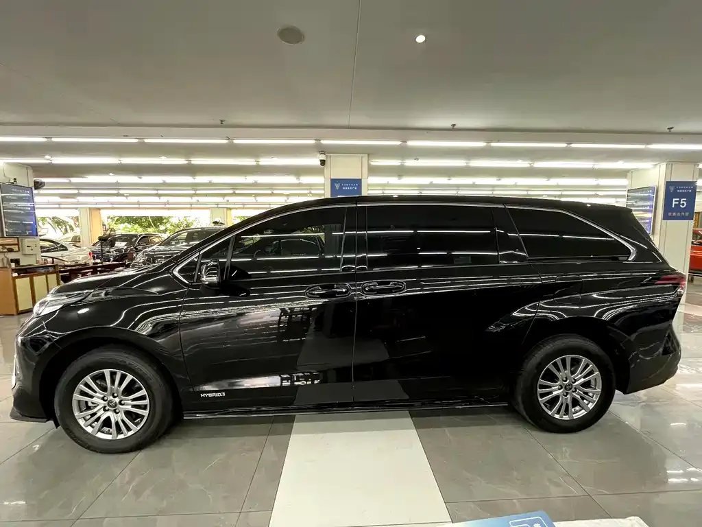 Toyota Sienna 2023 из CN, фото 6