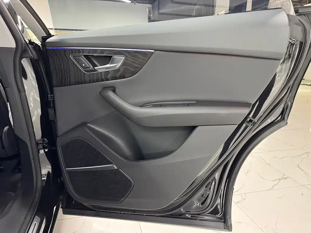 Audi Q8 2023 из CN, фото 10
