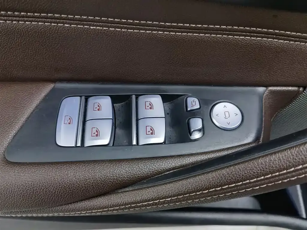 BMW 5 Series 2023 из CN, фото 9