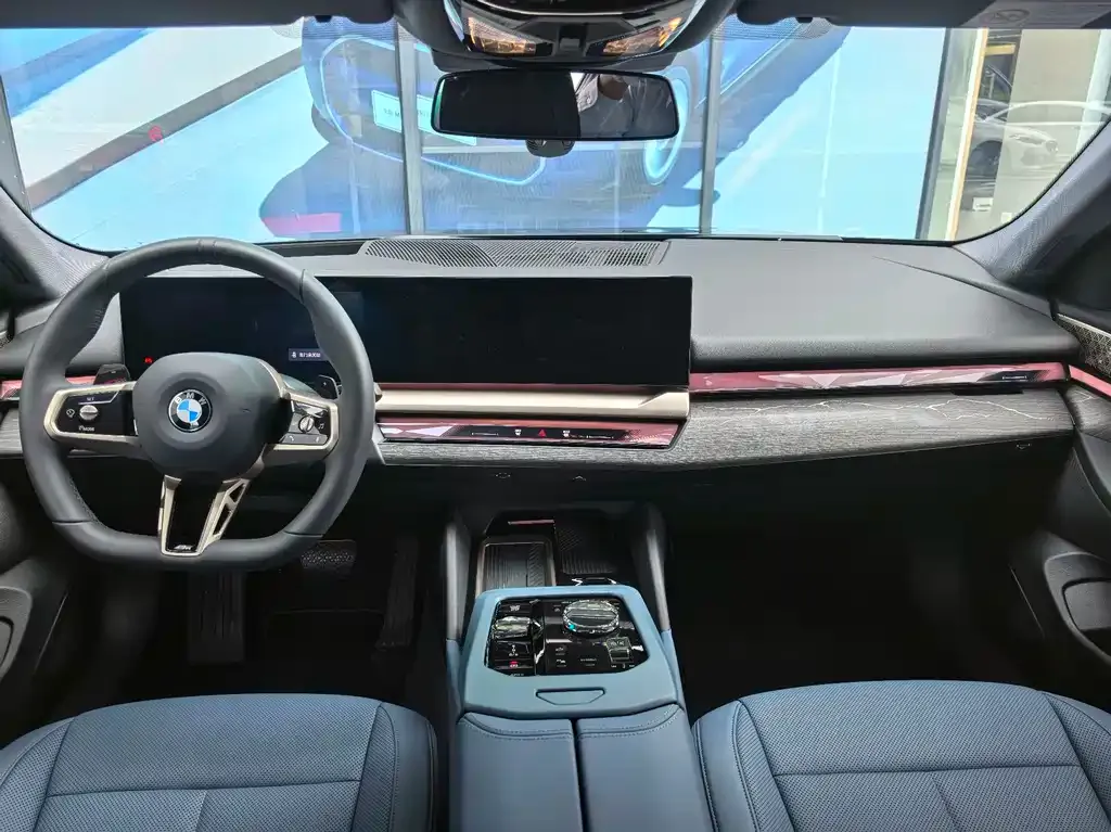 BMW 5 Series 2025 из CN, фото 4
