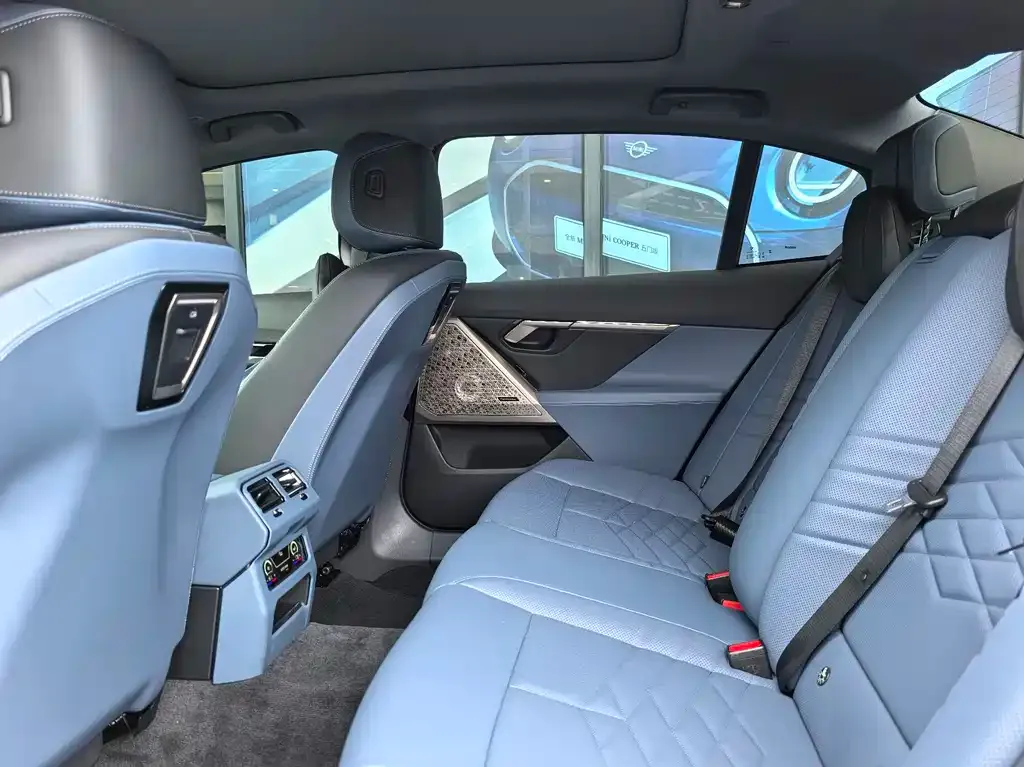 BMW 5 Series 2025 из CN, фото 6