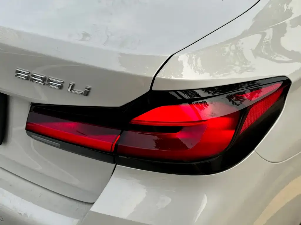 BMW 5 Series 2023 из CN, фото 8