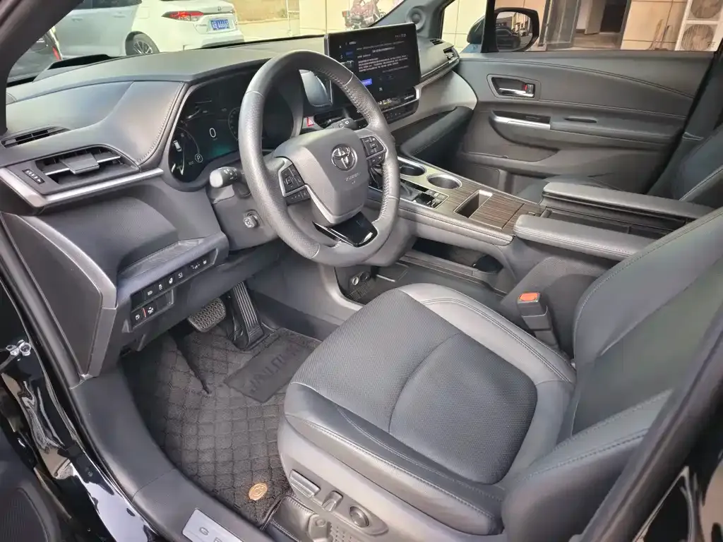 Toyota Granvia 2023 из CN, фото 10