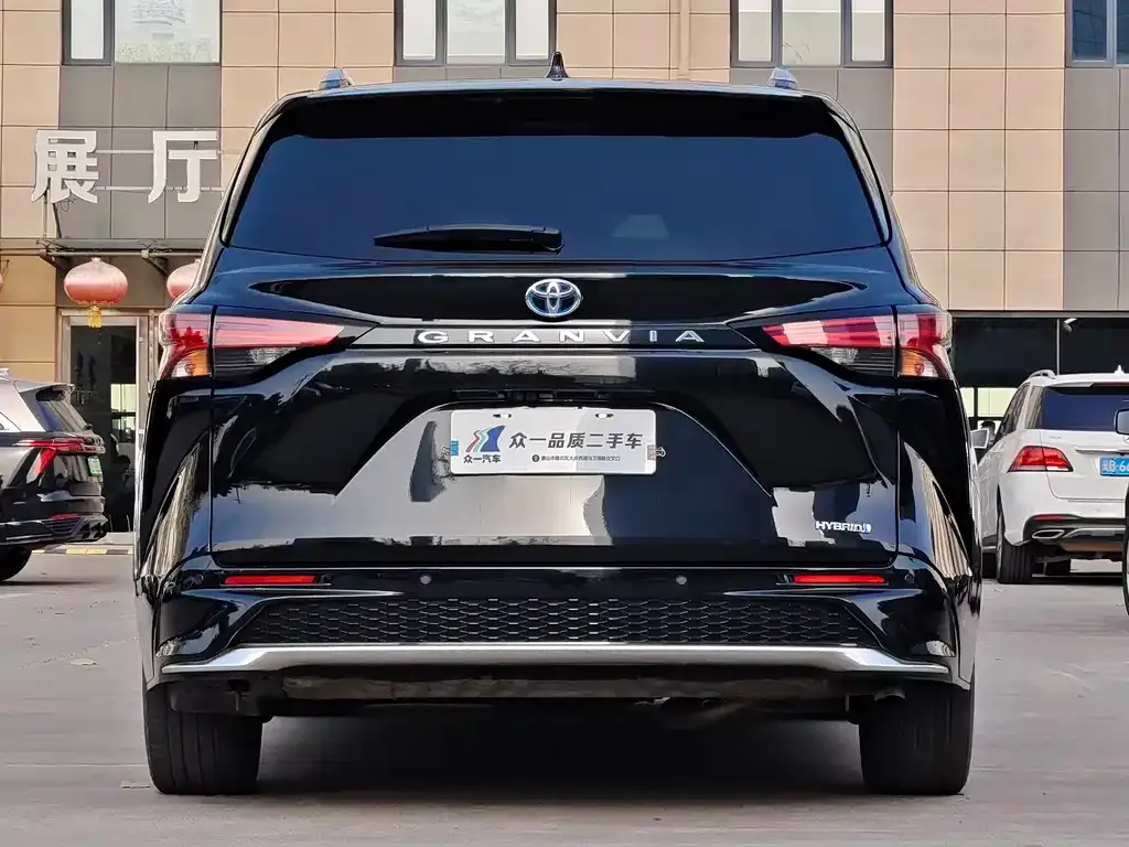 Toyota Granvia 2023 из CN, фото 6