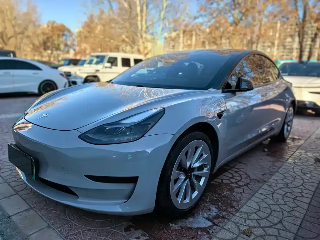 Tesla Model 3 — фото 1