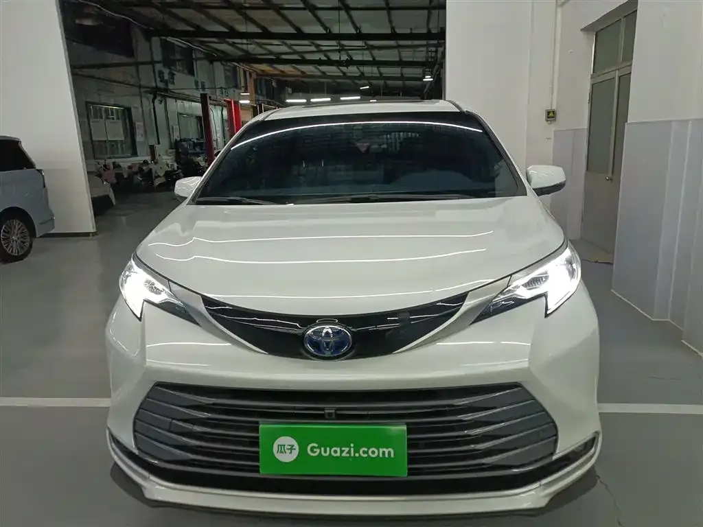 Toyota Sienna 2023 из CN, фото 3