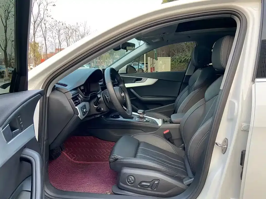 Audi A4L 2022 из CN, фото 4