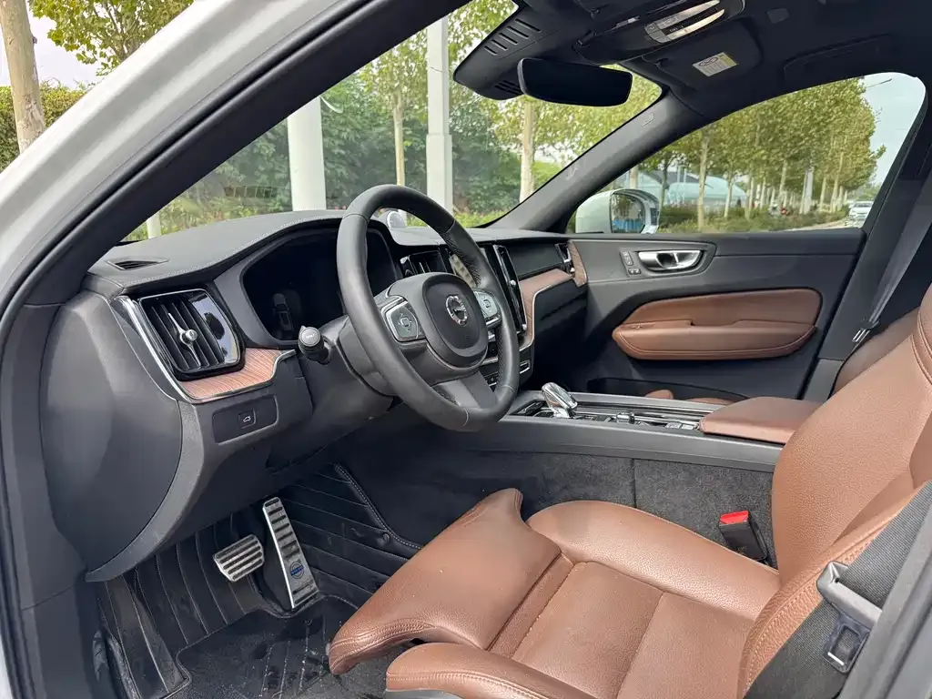 Volvo XC60 2023 из CN, фото 3