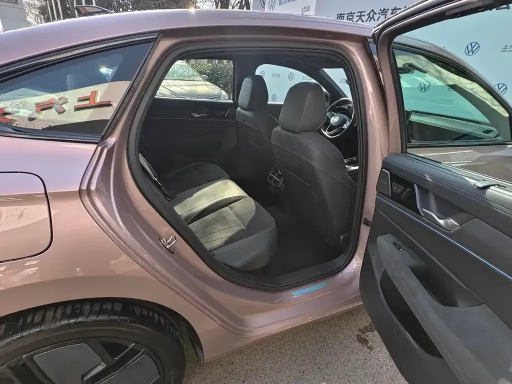 Volkswagen Passat 2024 из CN, фото 2