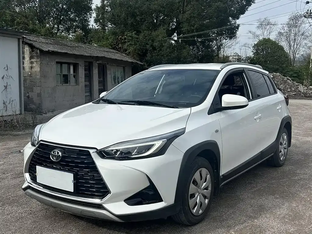 Toyota Yaris L — фото 1