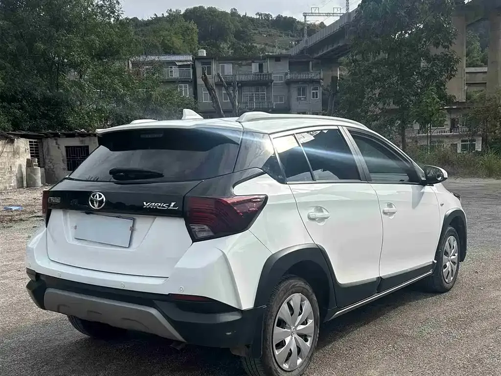 Toyota Yaris L — фото 10