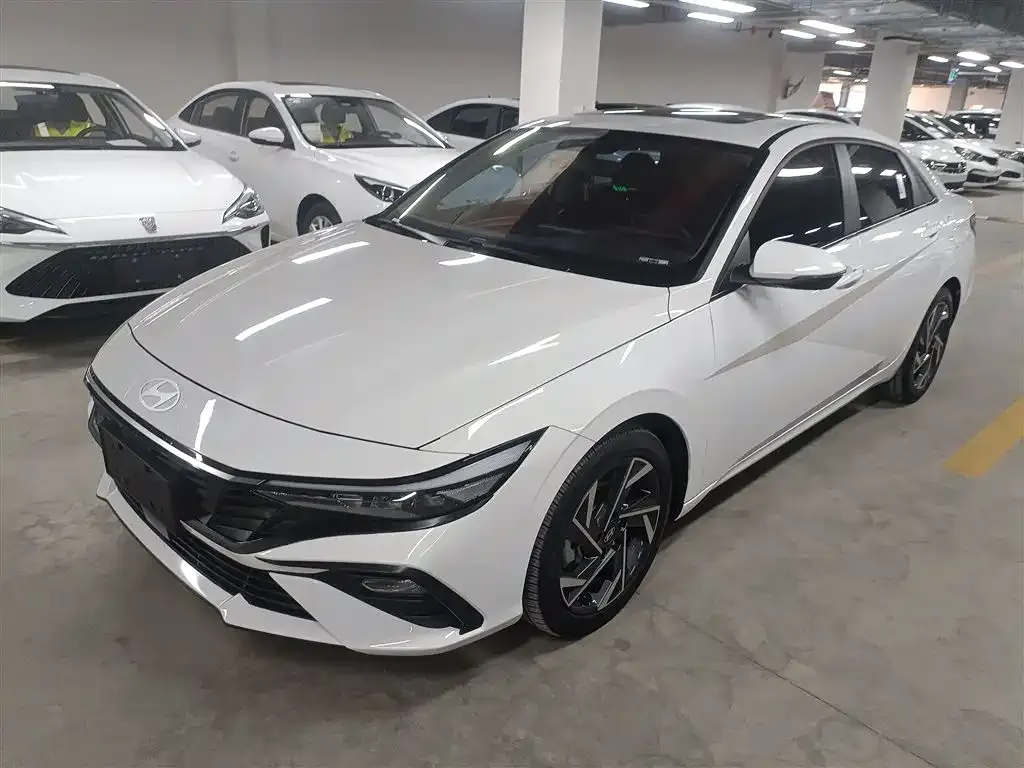 Hyundai Elantra — фото 1