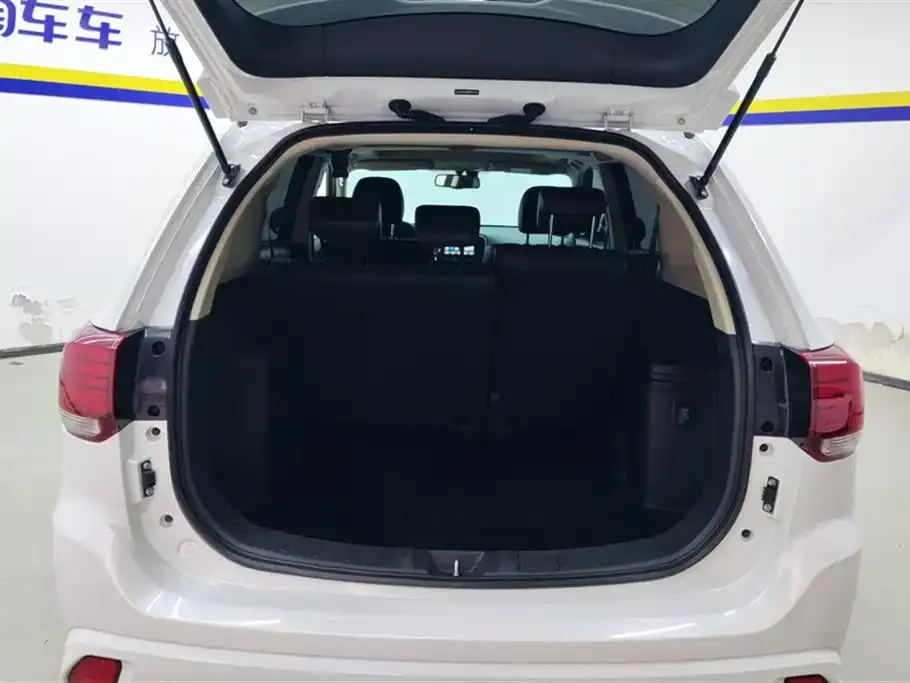 Mitsubishi Outlander 2023 из CN, фото 4