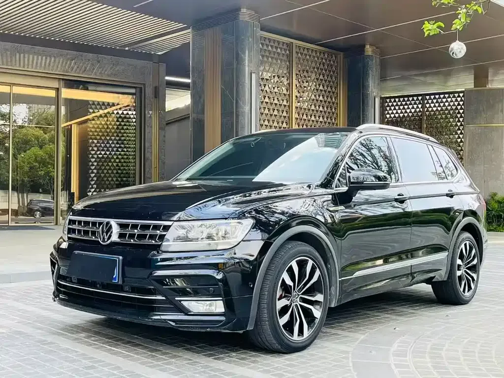 Volkswagen Tiguan L — фото 1