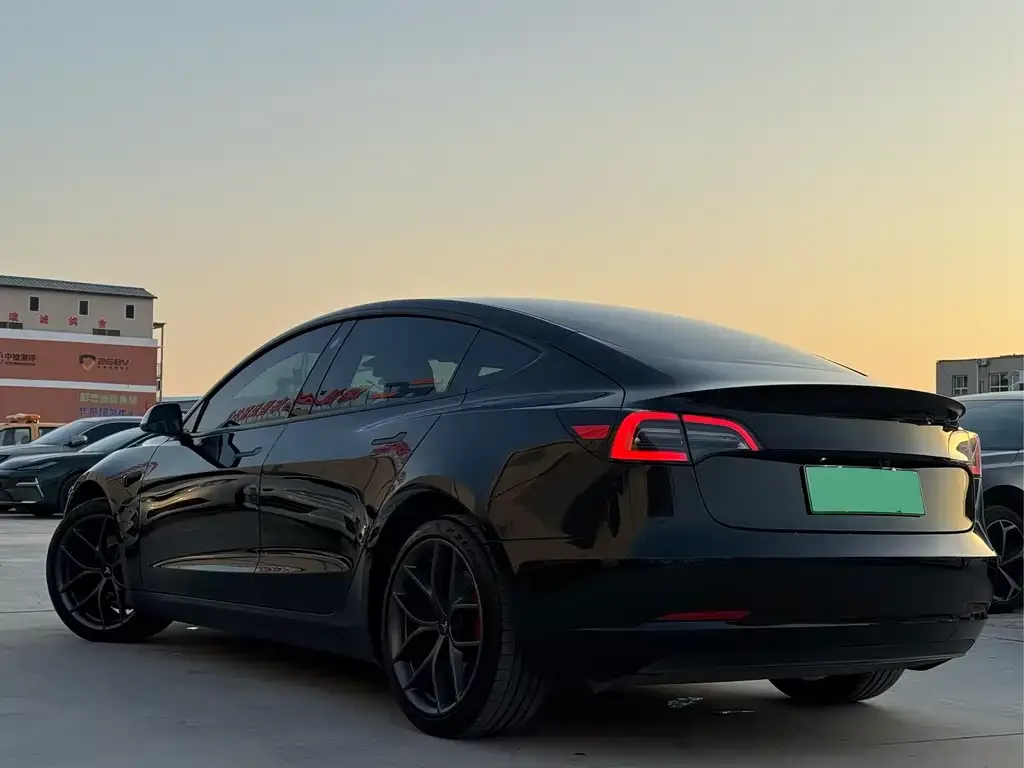 Tesla Model 3 — фото 4