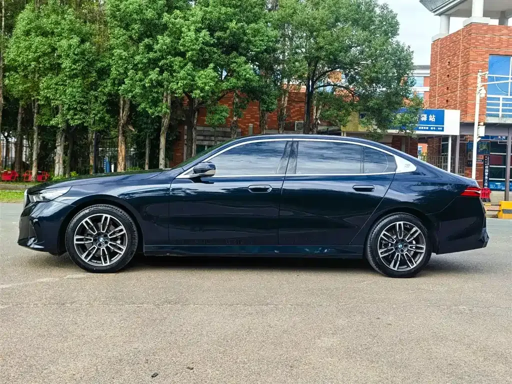 BMW 5 Series 2025 из CN, фото 4