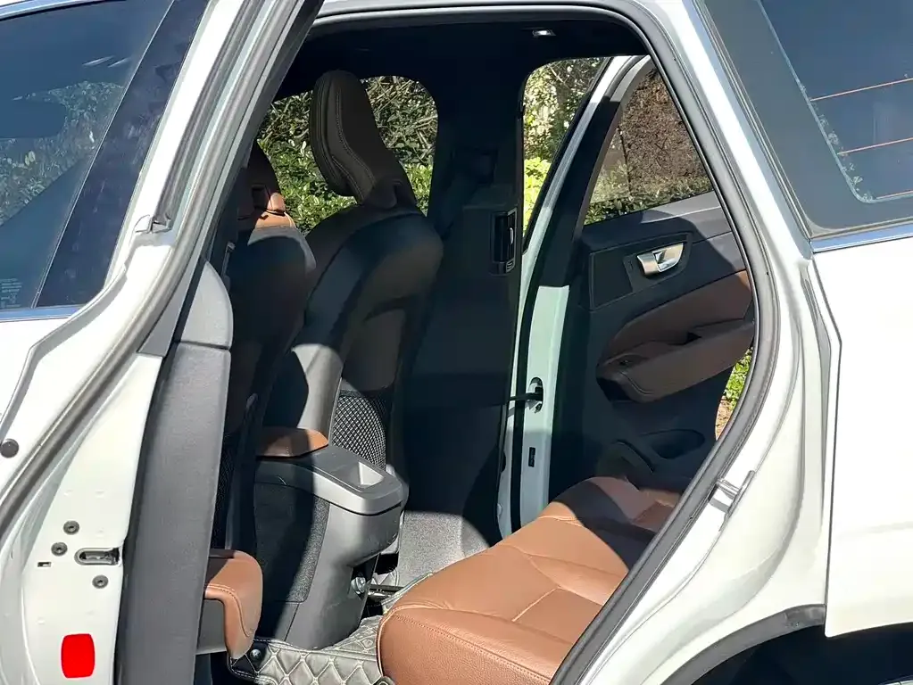 Volvo XC60 — фото 10