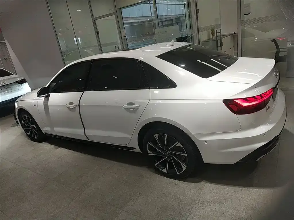 Audi A4L 2022 из CN, фото 5