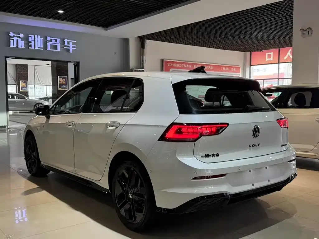 Volkswagen Golf 2024 из CN, фото 4